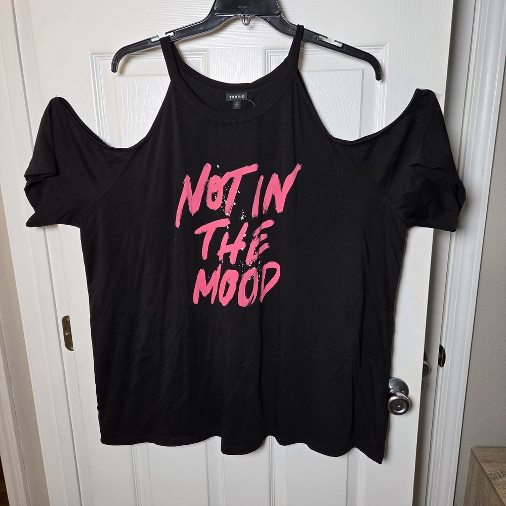 Torrid sz 4 blk Not In The Mood tee NWT cold shoulder stretch casual 100% cotton